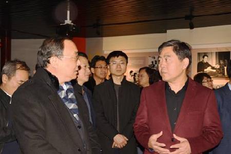 沧州师范学院党委书记陈西峰陪同客人参观齐越教育馆
